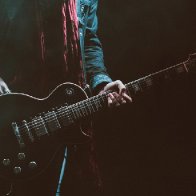 guitarist_blue_1440